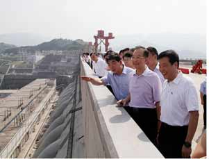 中共中央政治局常委、国务院总理温家宝考察三峡工程
